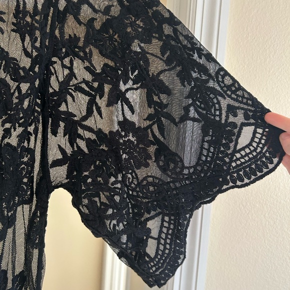 Elegant Black Lace Kimono - Picture 3 of 4